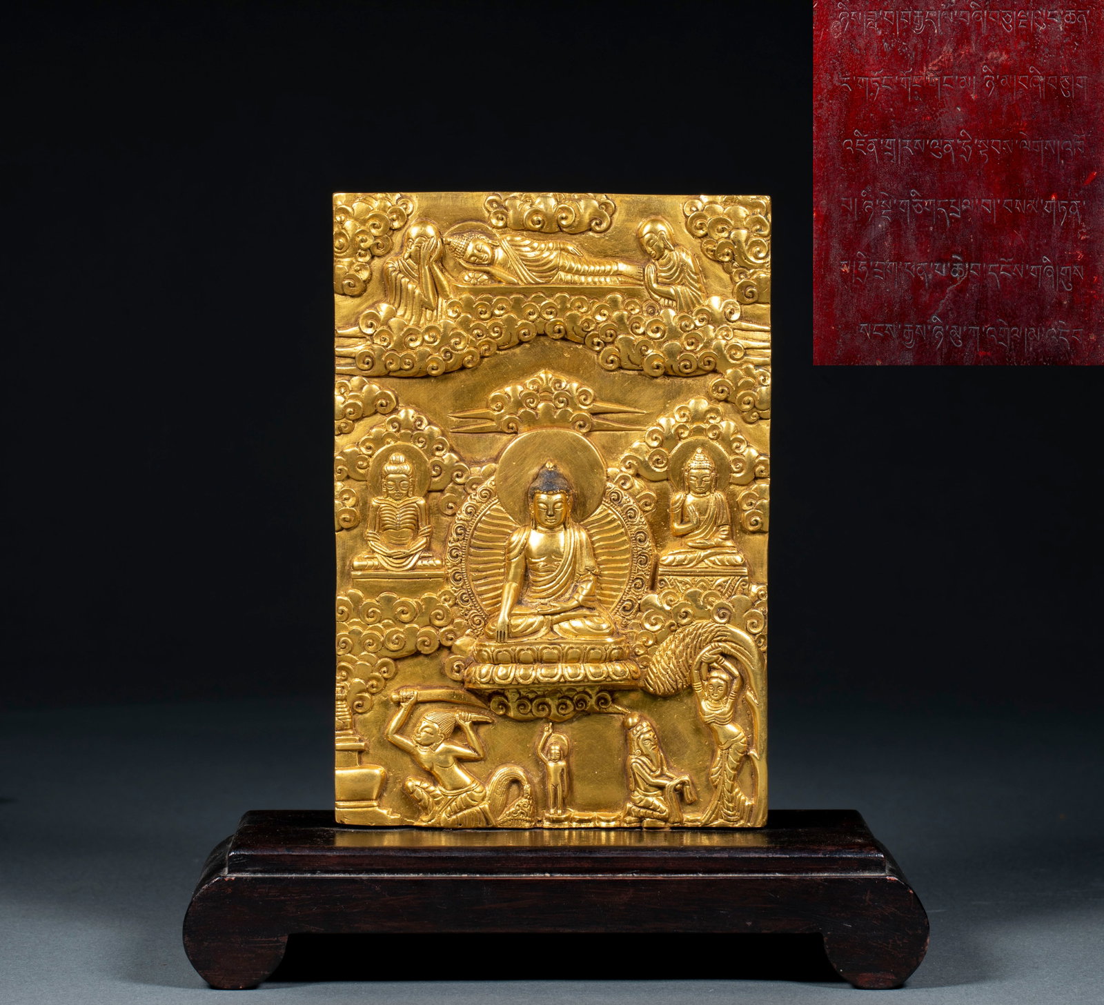 Qing Gilt Copper Thousand-Buddha Thangka: A Qing gilt-copper thangka: on a gilt-copper body a thousand-Buddha image is hammered, the Buddhas in neat rows. Bright gilding and intricate craft ?? a Tibetan Buddhist offering thangka. H 20.5 cm,
