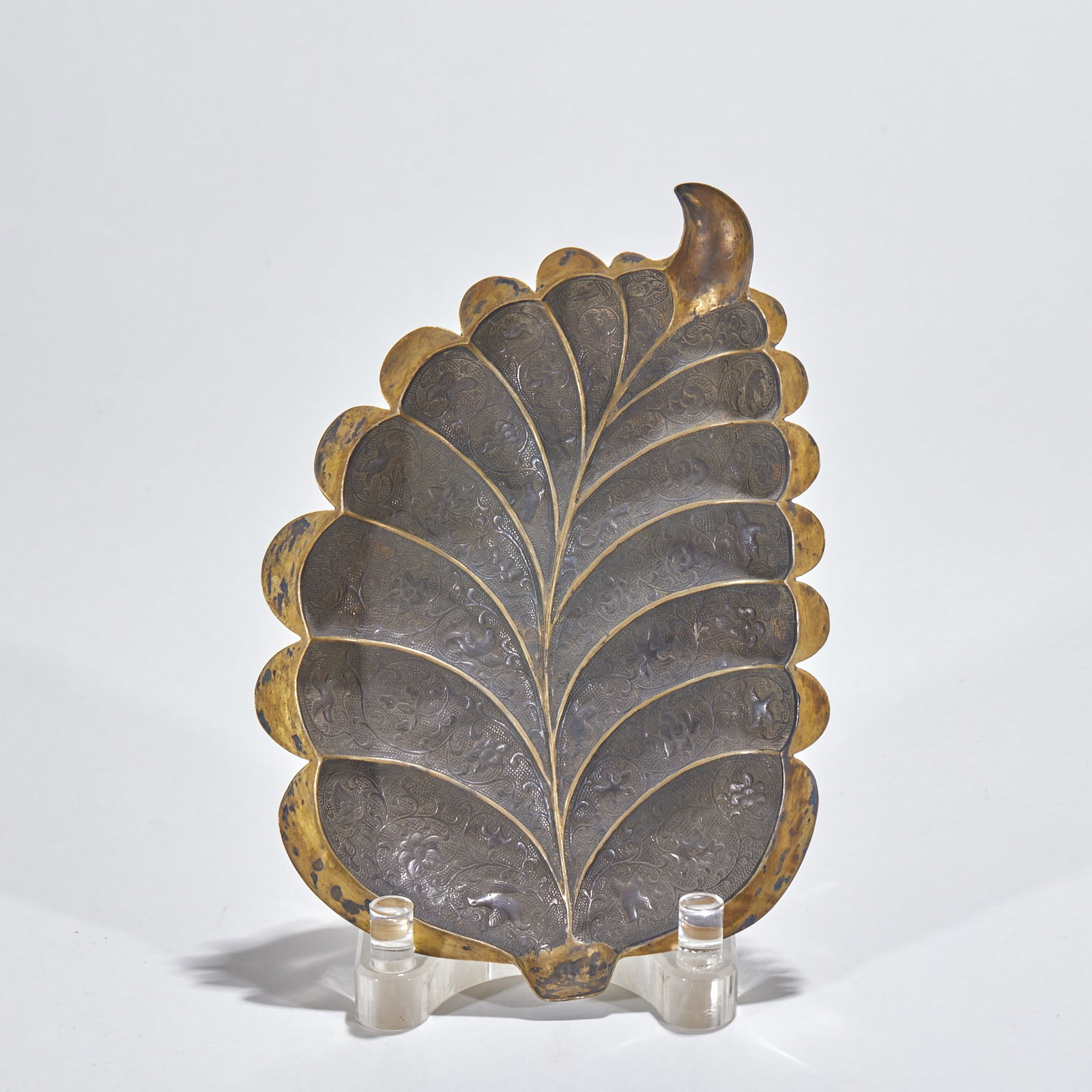 Silver Leaf-Shaped Brush-Licking Rest: A silver brush-licking rest in a leaf shape with clear veins, warm silver. A scholar's implement for licking and mixing ink, elegantly formed. H 2 cm, L 20 cm, W 13 cm.