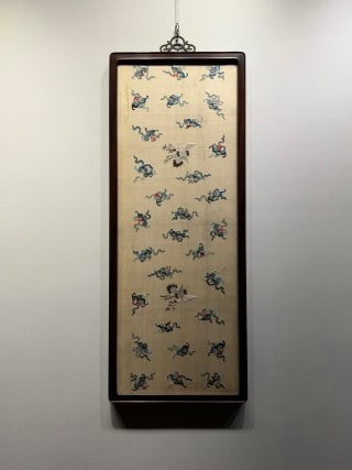 Qing Suzhou-Embroidery 'Fortune and Longevity Endless': Qing Suzhou embroidery of fu-shou motifs, bats and peaches extending endlessly, symbolising enduring fortune and long life. Fine Suzhou stitches and muted colour ?? a treasured embroidery. L 89 cm, W