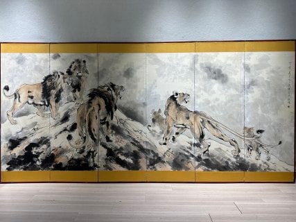 Xu Beihong Group-of-Lions Screen: A screen painted with a group of lions, fierce and powerful, free strokes. An animal painting by the modern painter Xu Beihong, framed as a screen. L 360 cm, W 145 cm.