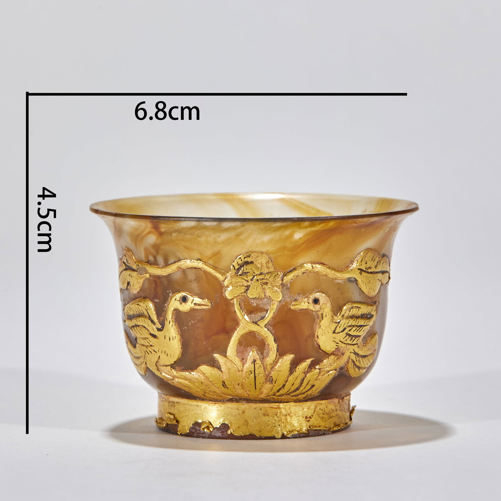 Agate Pure-Gold-Wrapped Cup: An agate cup with the rim and edges wrapped in pure gold. The agate grain is magnificent and the gold bright ?? a Liao noble's cup. H 4.5 cm, Mouth diameter 6.8 cm, 57 g.