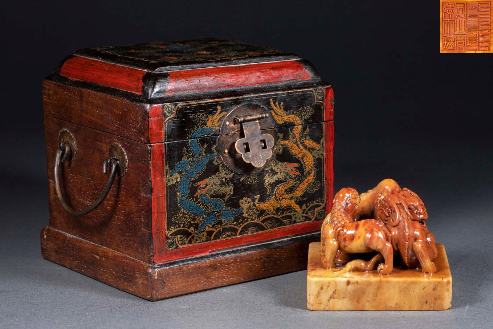 Qing Beast-Knop Shoushan Stone Seal: A Qing Shoushan seal with a round-carved auspicious-beast knop, warm stone, rich colour, inscribed face, steady seal script ?? a Qing seal-carving. H 8 cm, L 10 cm, W 9.5 cm, 970 g.