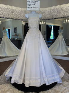 Casablanca Bridal Gown; Size: 6; Retail: $1299: Casablanca Bridal Gown; White; Size: 6; Original Retail: $1299; Includes Plastic Dress Bag; Buyer is Responsible to Pickup or Arrange Shipping from Portland Oregon; No guarantee, warranties,