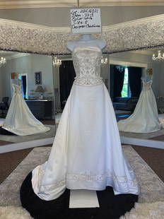 Casablanca Bridal Gown; Size: 8; Retail: $1299: Casablanca Bridal Gown; White; Size: 8; Original Retail: $1299; Includes Plastic Dress Bag; Buyer is Responsible to Pickup or Arrange Shipping from Portland Oregon; No guarantee, warranties,