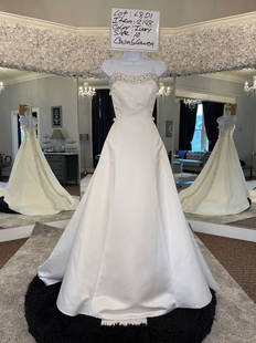 Casablanca Bridal Gown; Size: 10; Retail: $1199: Casablanca Bridal Gown; Ivory; Size: 10; Original Retail: $1199; Includes Plastic Dress Bag; Buyer is Responsible to Pickup or Arrange Shipping from Portland Oregon; No guarantee, warranties,