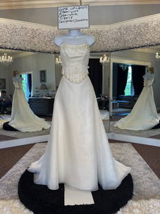 Casablanca Bridal Gown; Size: 8; Retail: $999: Casablanca Bridal Gown; White; Size: 8; Original Retail: $999; Includes Plastic Dress Bag; Buyer is Responsible to Pickup or Arrange Shipping from Portland Oregon; No guarantee, warranties, exchanges