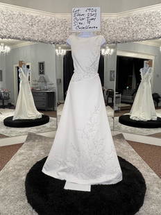 Casablanca Bridal Gown; Size: 14; Retail: $979: Casablanca Bridal Gown; Ivory; Size: 14; Original Retail: $979; Includes Plastic Dress Bag; Buyer is Responsible to Pickup or Arrange Shipping from Portland Oregon; No guarantee, warranties,