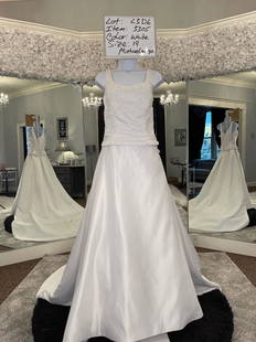 Michaelangelo Bridal Gown; Size: 14; Retail: $839: Michaelangelo Bridal Gown; White; Size: 14; Original Retail: $839; Includes Plastic Dress Bag; Buyer is Responsible to Pickup or Arrange Shipping from Portland Oregon; No guarantee, warranties,