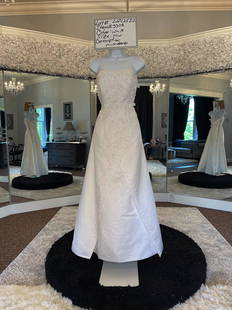 Michaelangelo Bridal Gown; Size: 14w; Retail: $829: Michaelangelo Bridal Gown; White; Size: 14w; Original Retail: $829; Includes Plastic Dress Bag; Buyer is Responsible to Pickup or Arrange Shipping from Portland Oregon; No guarantee, warranties,