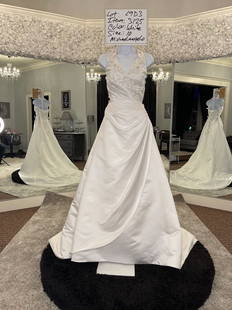 Michaelangelo Bridal Gown; Size: 10; Retail: $729: Michaelangelo Bridal Gown; White; Size: 10; Original Retail: $729; Includes Plastic Dress Bag; Buyer is Responsible to Pickup or Arrange Shipping from Portland Oregon; No guarantee, warranties,