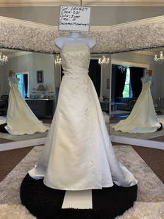 Michaelangelo Bridal Gown; Size: 10; Retail: $729: Michaelangelo Bridal Gown; Ivory; Size: 10; Original Retail: $729; Includes Plastic Dress Bag; Buyer is Responsible to Pickup or Arrange Shipping from Portland Oregon; No guarantee, warranties,