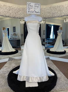 Michaelangelo Bridal Gown; Size: 6; Retail: $699: Michaelangelo Bridal Gown; White; Size: 6; Original Retail: $699; Includes Plastic Dress Bag; Buyer is Responsible to Pickup or Arrange Shipping from Portland Oregon; No guarantee, warranties,