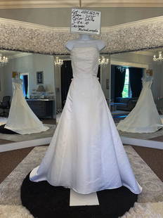 Michaelangelo Bridal Gown; Size: 10; Retail: $699: Michaelangelo Bridal Gown; White; Size: 10; Original Retail: $699; Includes Plastic Dress Bag; Buyer is Responsible to Pickup or Arrange Shipping from Portland Oregon; No guarantee, warranties,