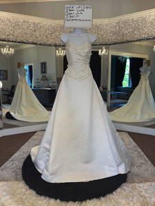 Pronovias Bridal Gown; Size: 10; Retail: $1800