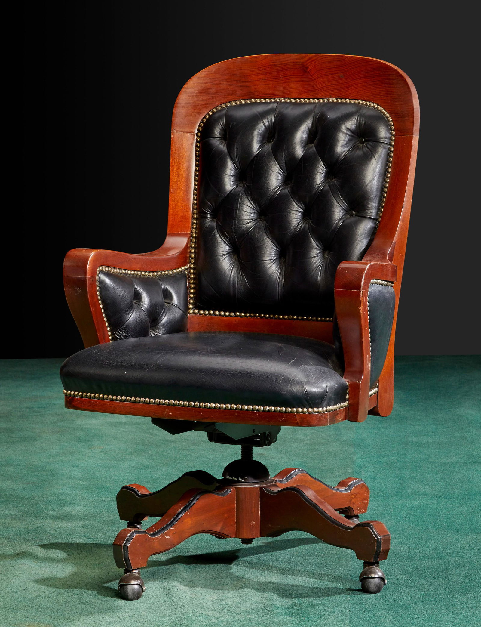 An American swivel armchair (1 of 5)