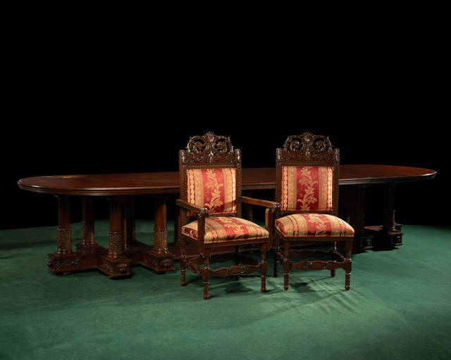 A late English Victorian dining room table (0373) on May 19, 2022