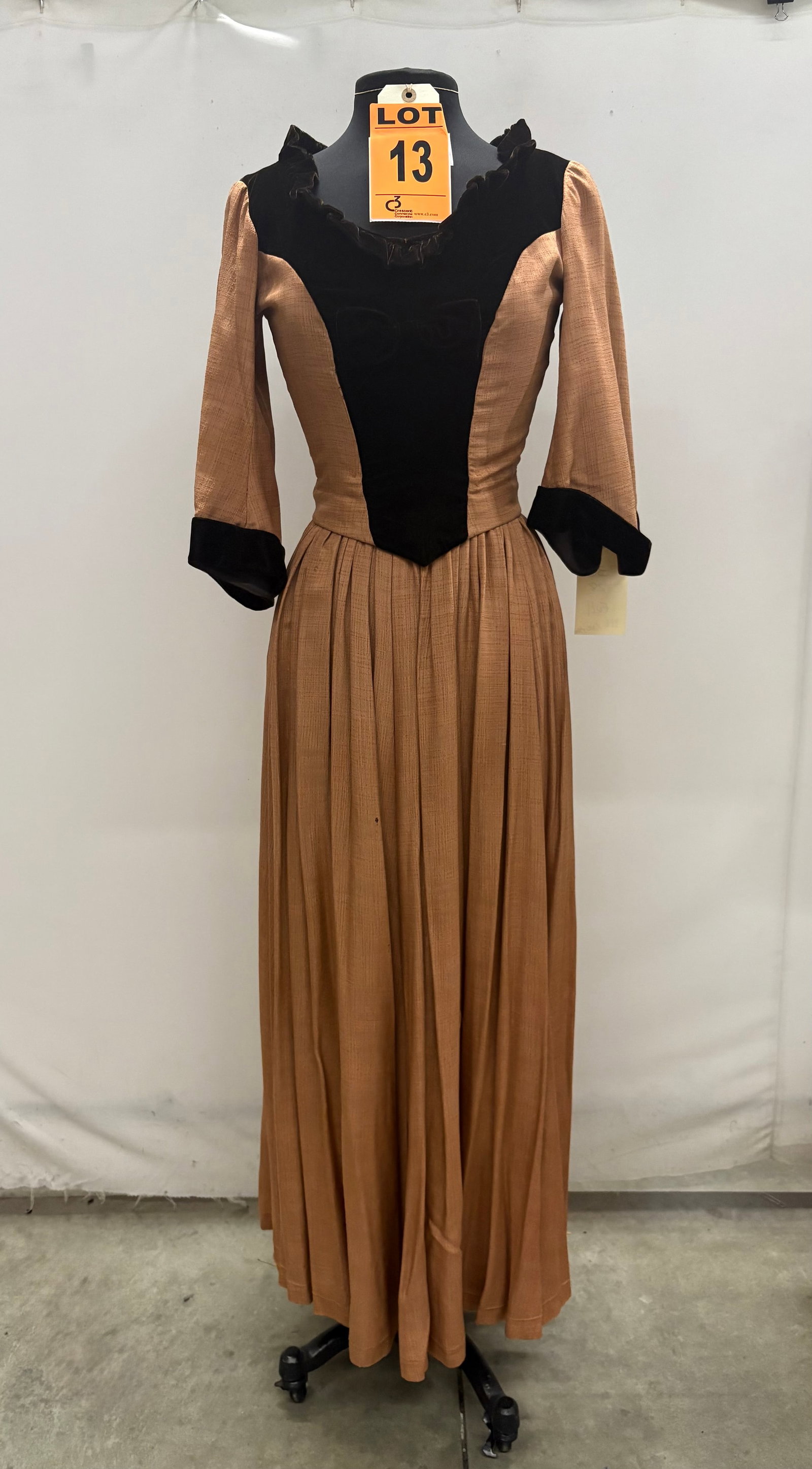 Dress, circa 1900, orange-brown and dark-brown velvet, two-piece.: Dress, circa 1900, orange-brown and dark-brown velvet, two-piece. IMPORTANT NOTE TO BIDDERS: We are not an auction gallery but a liquidator retained by CRC as they wind-down operations. As such, we ca