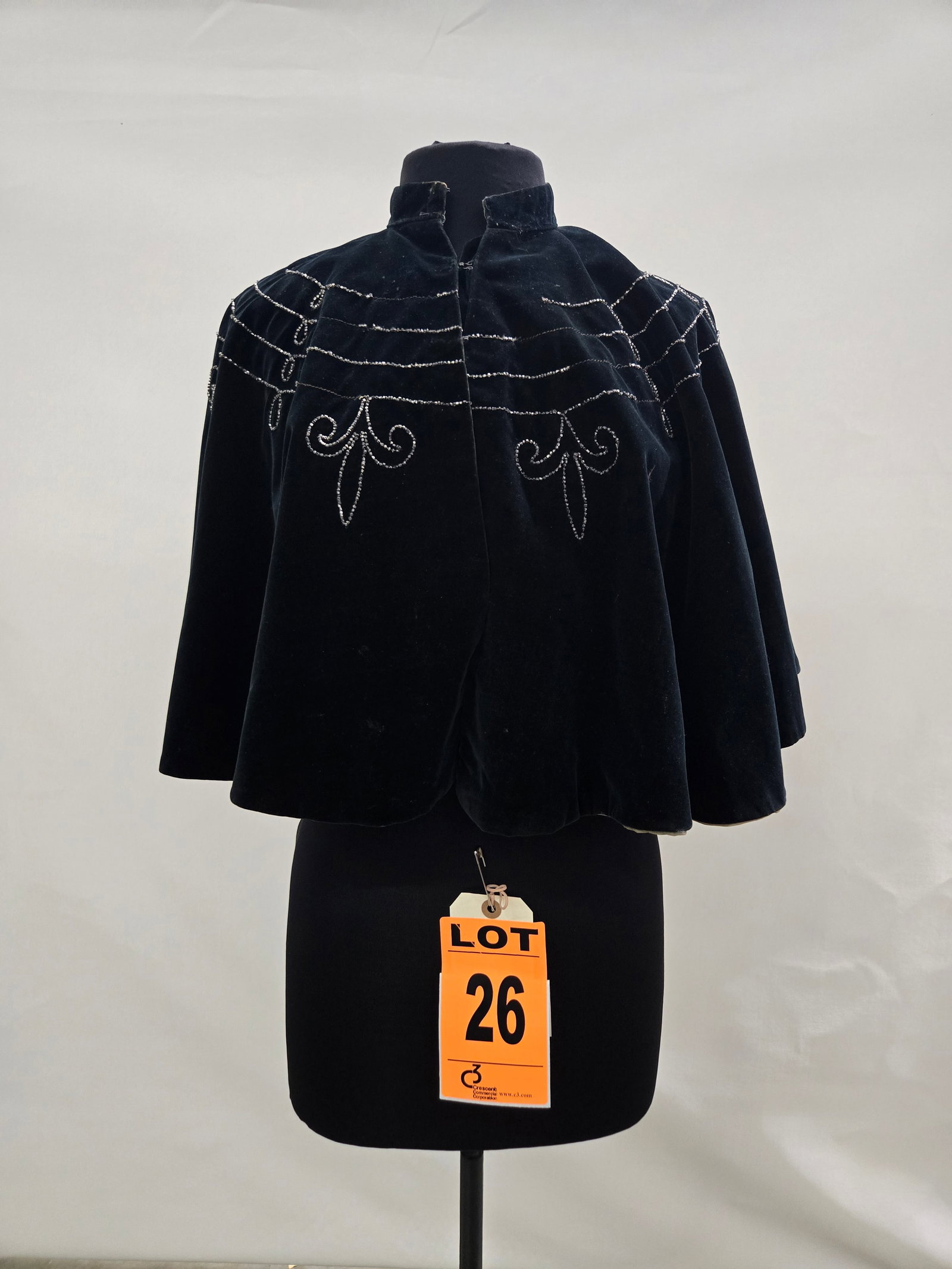 Cape, 1890s, midnight-blue velvet, marquisette fleur-de-lys, real vintage.: Cape, 1890s, midnight-blue velvet, marquisette fleur-de-lys, real vintage. IMPORTANT NOTE TO BIDDERS: We are not an auction gallery but a liquidator retained by CRC as they wind-down operations. As su
