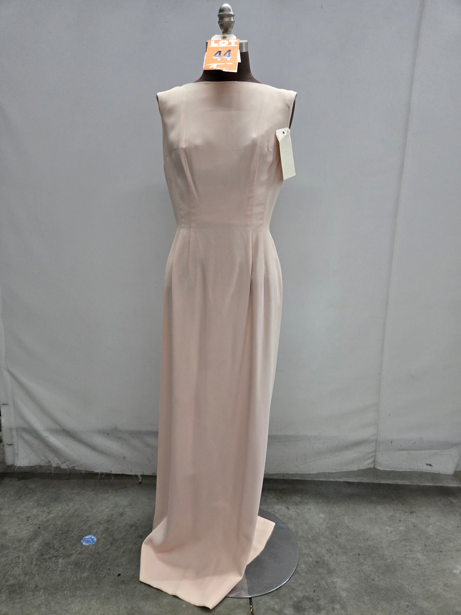 Evening gown, 1960s, baby-pink crepe, sleeveless with back bow, n/a.: Evening gown, 1960s, baby-pink crepe, sleeveless with back bow, n/a. IMPORTANT NOTE TO BIDDERS: We are not an auction gallery but a liquidator retained by CRC as they wind-down operations. As such, we