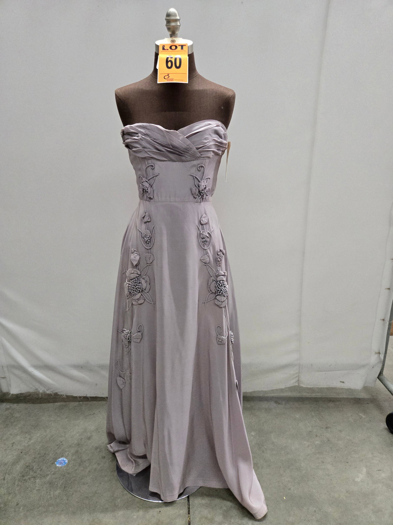 Evening gown, n/a, light grey acetate, strapless with 3-D flowers.: Evening gown, n/a, light grey acetate, strapless with 3-D flowers. IMPORTANT NOTE TO BIDDERS: We are not an auction gallery but a liquidator retained by CRC as they wind-down operations. As such, we c