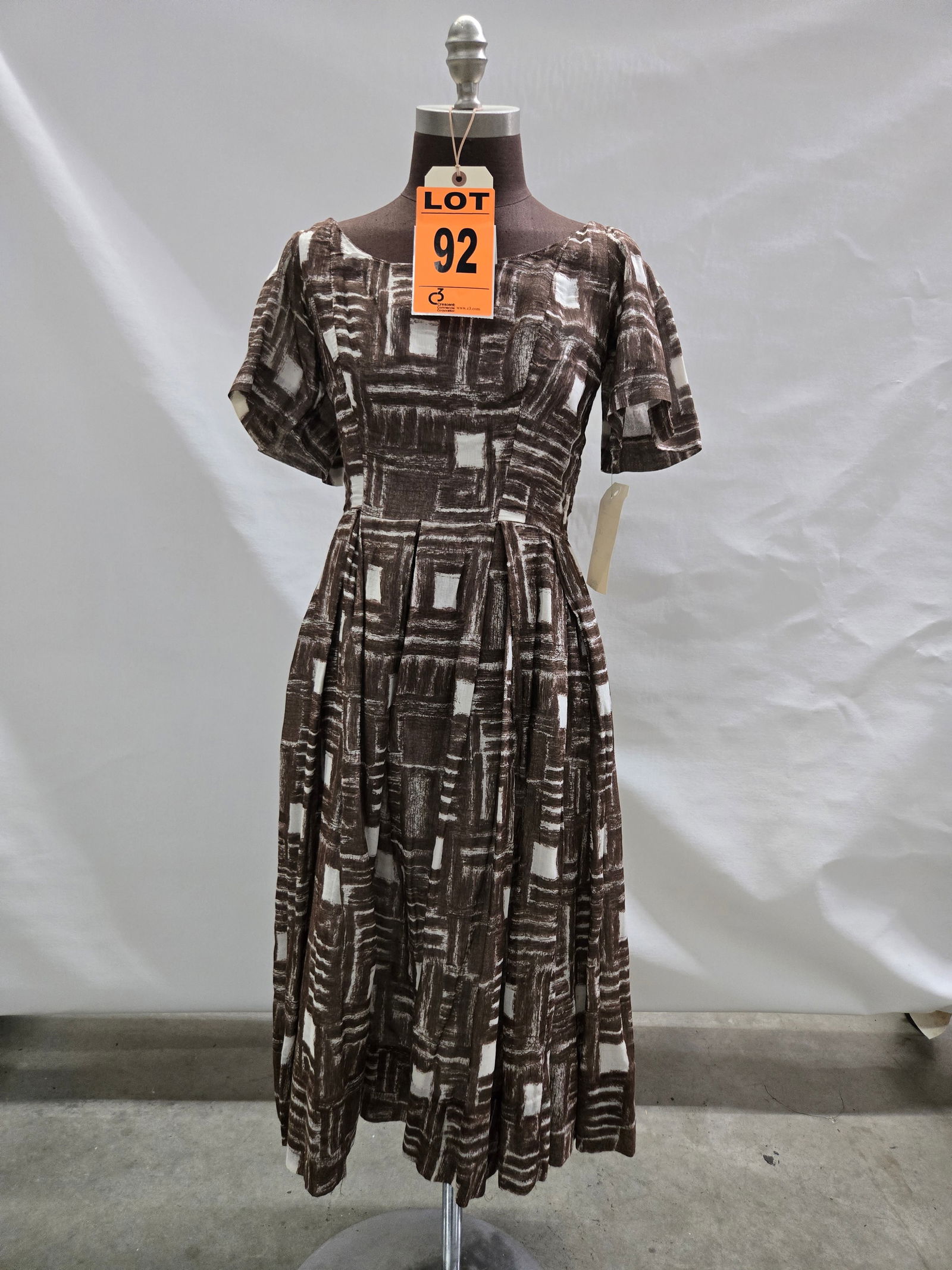 Day dress, 1950s, brown/white box-pattern cotton, by Suzy Perette.: Day dress, 1950s, brown/white box-pattern cotton, by Suzy Perette. IMPORTANT NOTE TO BIDDERS: We are not an auction gallery but a liquidator retained by CRC as they wind-down operations. As such, we c