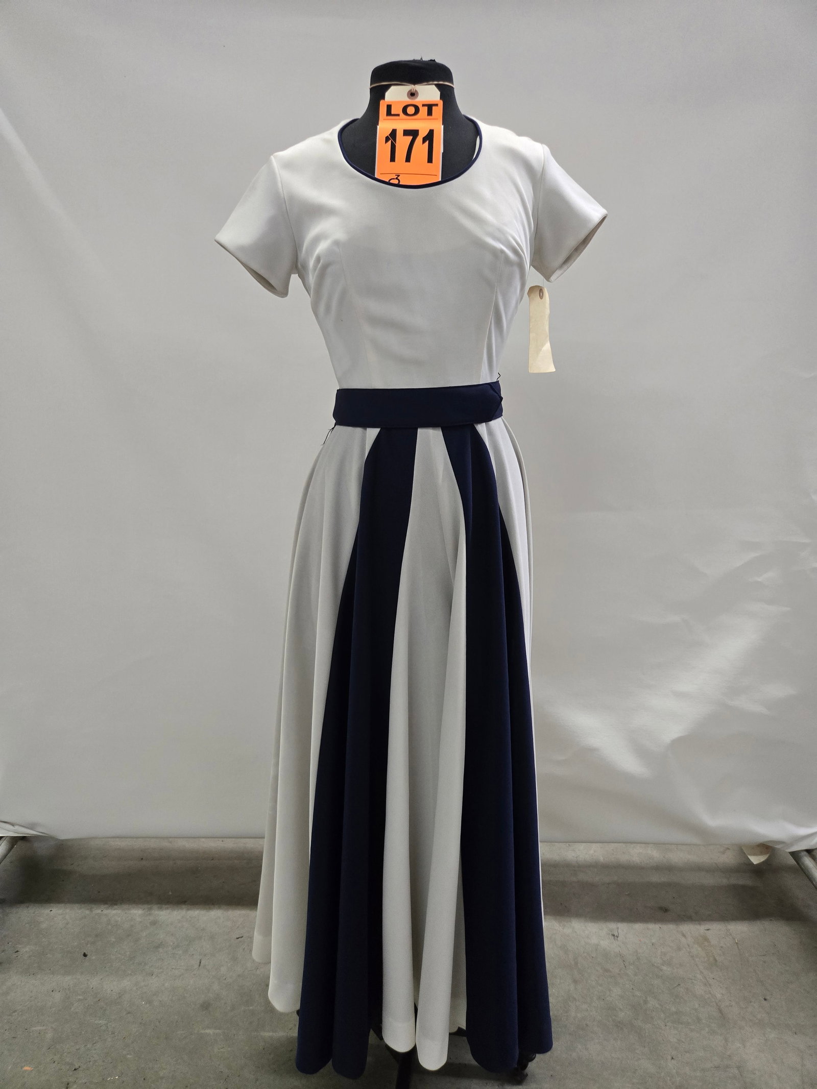 Evening gown set, retro 1930s style, off-white/navy polyester with navy belt, by Flair.: Evening gown set, retro 1930s style, off-white/navy polyester with navy belt, by Flair. IMPORTANT NOTE TO BIDDERS: We are not an auction gallery but a liquidator retained by CRC as they wind-down oper