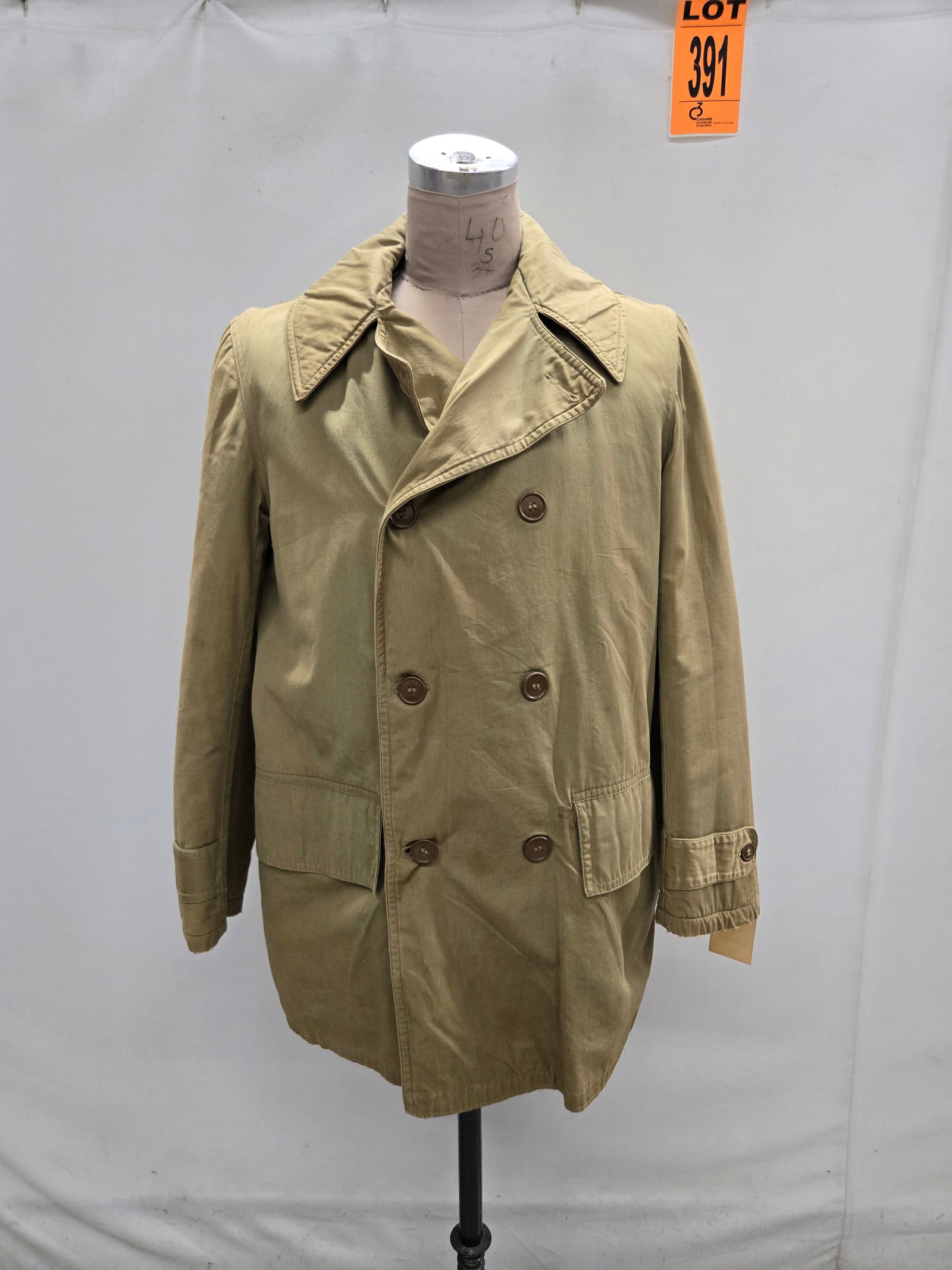 Mackinaw coat / length with unlined collar, Size 39. No Waist Belt: Mackinaw coat 3/4 length with unlined collar, midwar pattern. Size 39. Waist belt missing. Location: Row 31A, Item #15 IMPORTANT NOTE TO BIDDERS: We are not an auction gallery but a liquidator retaine