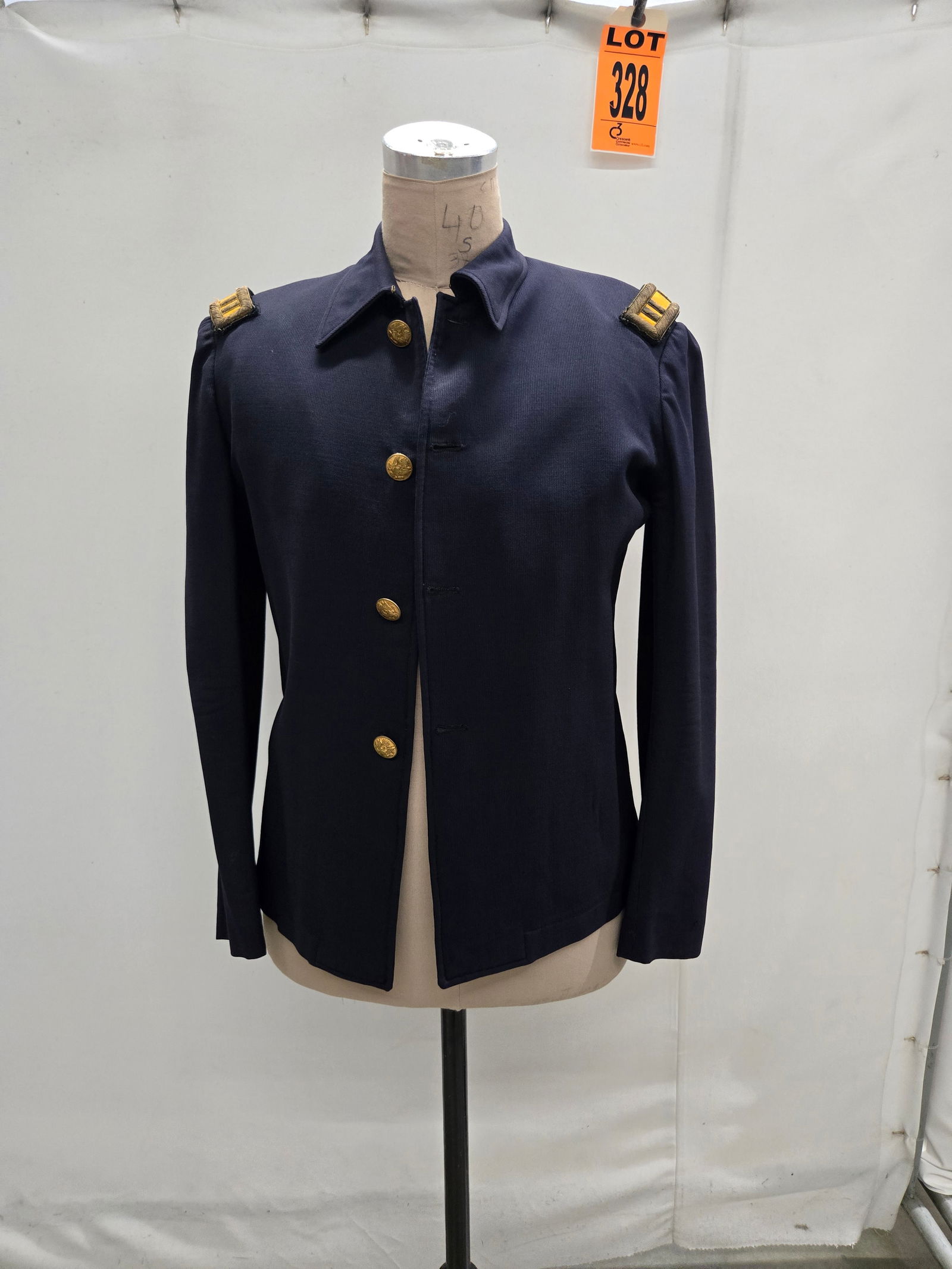 Captain’s studio made dress tunic w/ bullion cavalry o?cers shoulder straps rank of Captain. (1 (1 of 6)