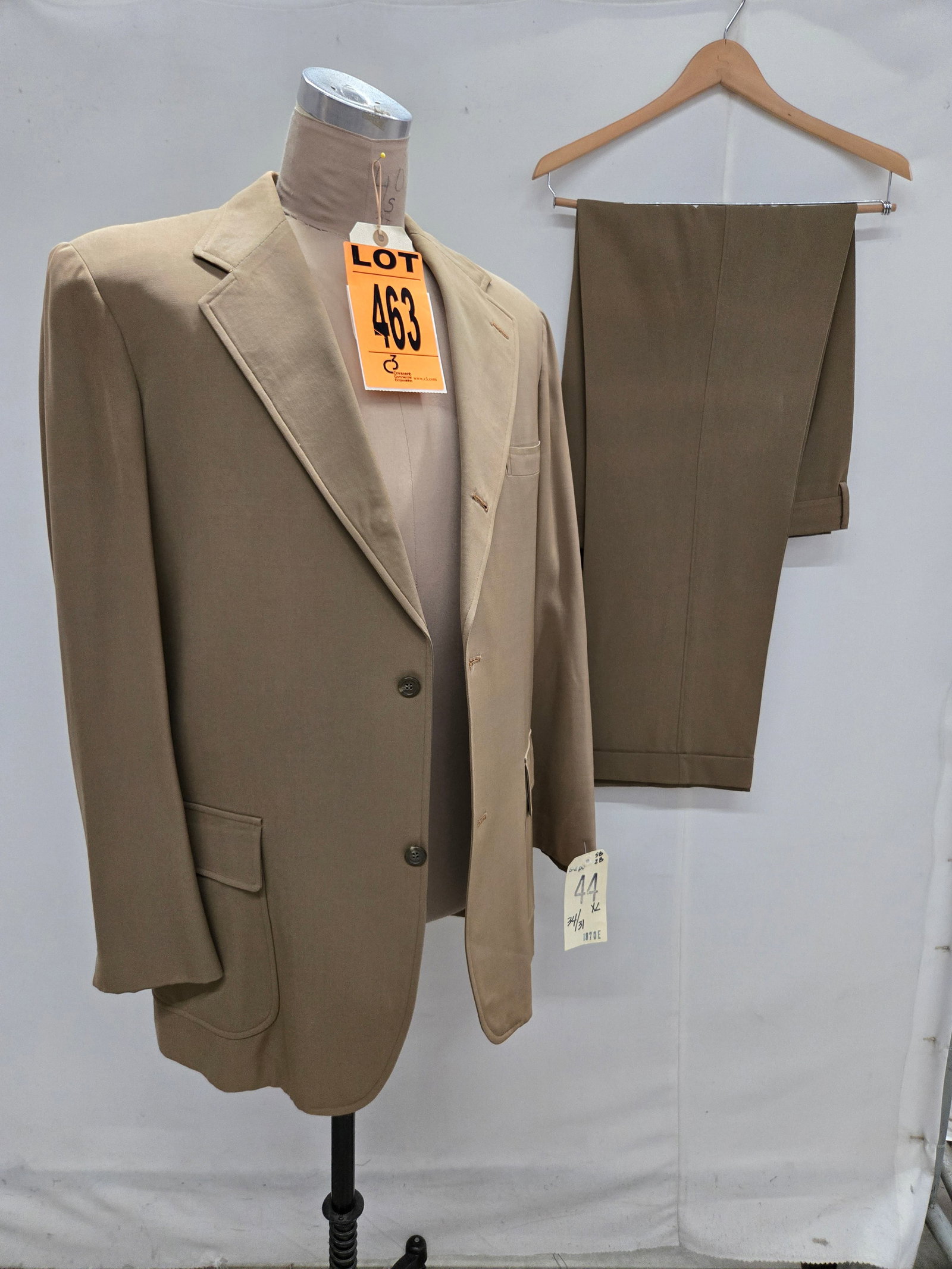 2-Piece 1970's Suit Set, Jacket Size 44 XL, Pants Size 34 / 31, single breasted , two front button, (1 of 10)