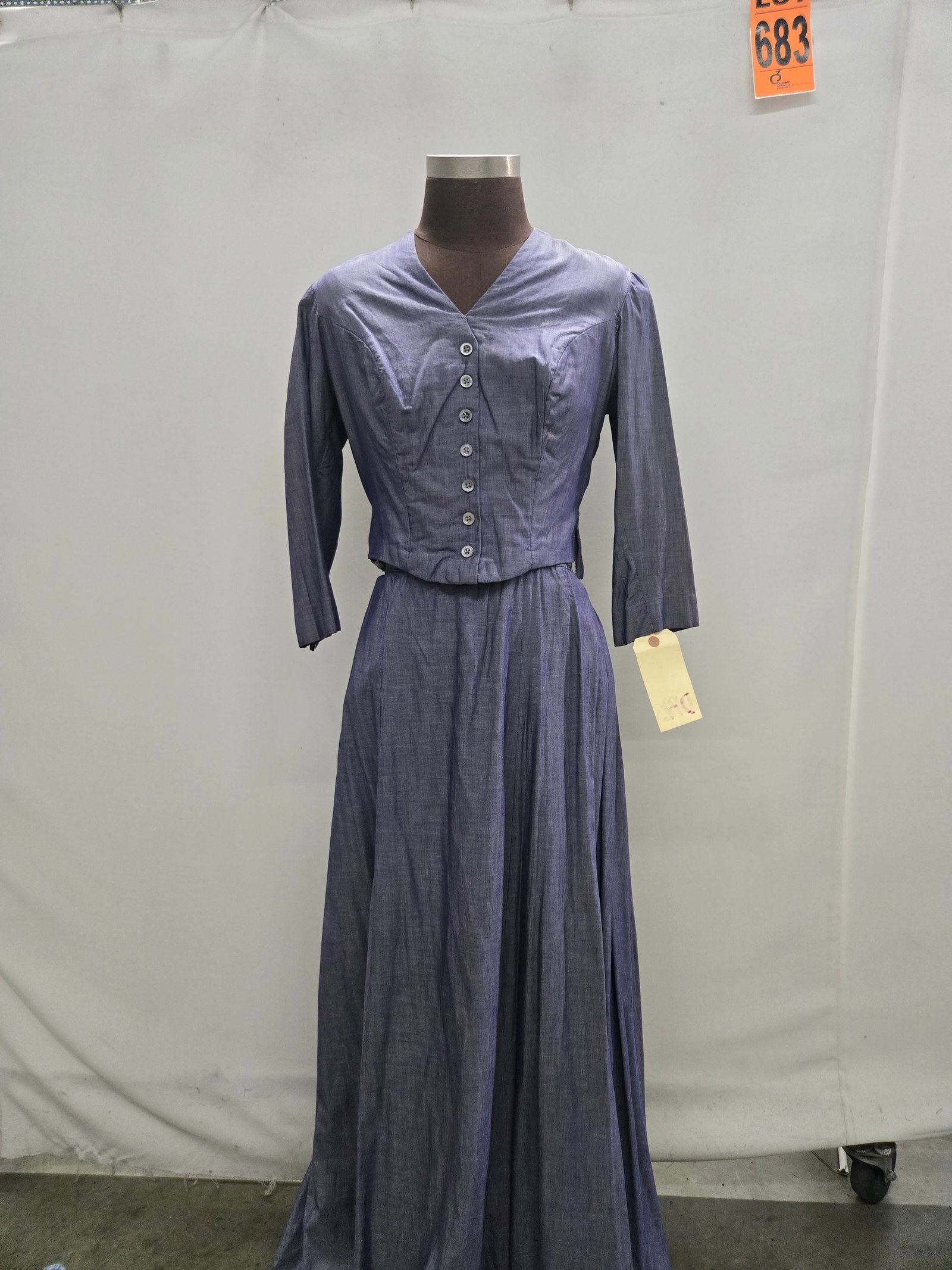 Vintage Prairie Dress, Size 36 Bust, 25 Waist, Full Hips: Vintage Prairies Dress, Size 36 Bust, 25 Waist, Full Hips IMPORTANT NOTE TO BIDDERS: We are not an auction gallery but a liquidator retained by CRC as they wind-down operations. As such, we cannot off
