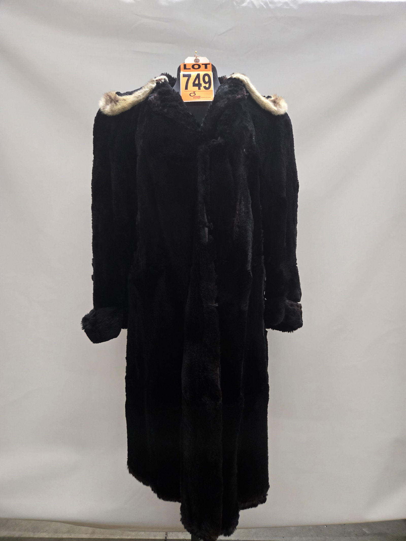 1930s black seal fur coat with bleached mink trim: 1930s black seal fur coat with bleached mink trim IMPORTANT NOTE TO BIDDERS: We are not an auction gallery but a liquidator retained by CRC as they wind-down operations. As such, we cannot offer the s