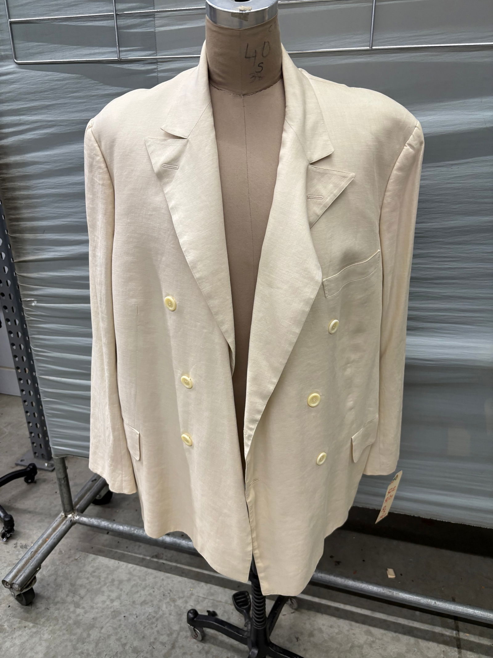 Suit 3 piece size 52 regular 1940s cream linen double breasted peek lapel made for John Goodman in: Suit 3 piece size 52 regular 1940s cream linen double breasted peek lapel made for John Goodman in King Fish Note that items attributable to celebrities and productions are believed to be accurate bas