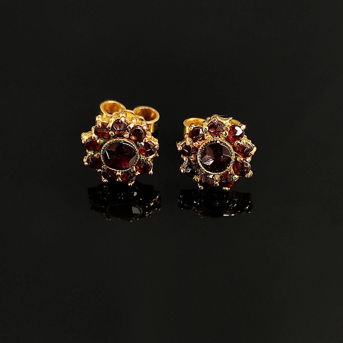 Antique garnet gold earrings, standard gold (250/1000), so also hallmarked, (1 of 3)