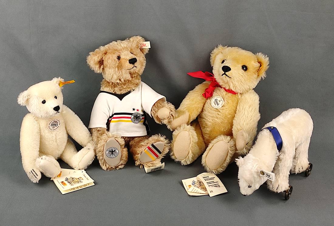 Convolute Steiff bears, consisting of 4 bears, consisting of a bear Classic: Convolute Steiff bears, consisting of 4 bears, consisting of a bear Classic Series 1909, No.379, tilting voice, height approx 35cm, bear Classic Series 1905, No.1604, height 25cm, Club Polar Bear Edit