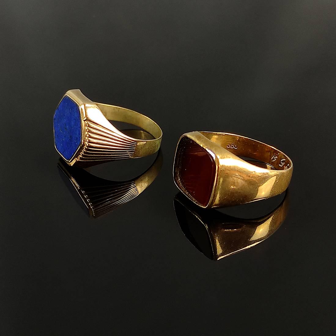 Two men's rings, consisting of ring with 6-cornered lapis lazuli plate, 333: Two men's rings, consisting of ring with 6-cornered lapis lazuli plate, 333/8K yellow gold, 4.85g, ring size 66, and one with carnelian (lowered in one place), 585/14K yellow gold, 5.64g, inside engra