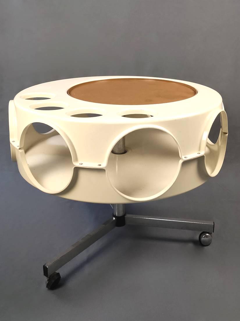 Curver Rotobar by Brunssum, 70s, vintage 'space age' design bar trolley, ch: Curver Rotobar by Brunssum, 70s, vintage 'space age' design bar trolley, chrome plated iron frame on 3 castors, light coloured plastic, table body with round cut-outs for bottles and glasses, with rem