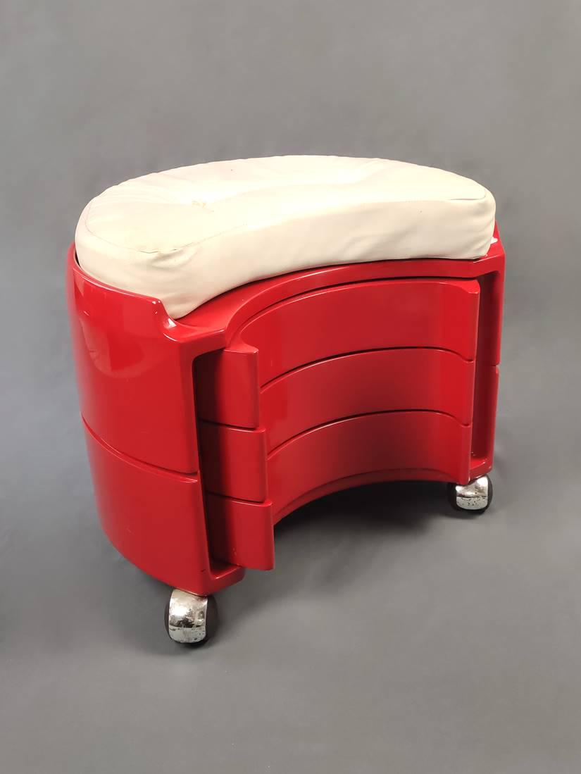 Design rolling stool with 3 swivel compartments, vintage, probably 70s, pla: Design rolling stool with 3 swivel compartments, vintage, probably 70s, plastic, red, 4 castors, overlying light upholstery of imitation leather, half-moon shaped seat, traces of use, h 45cm, diameter
