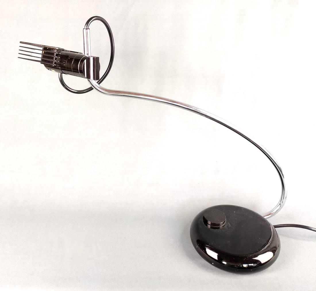 Table lamp, Bruno Gecchelin for O-Luce, Italy, design from 1973, from the W: Table lamp, Bruno Gecchelin for O-Luce, Italy, design from 1973, from the WING series, model "Wing 509", table lamp with round base and curved metal arm, on top a rotating "lampshade" with aluminium r