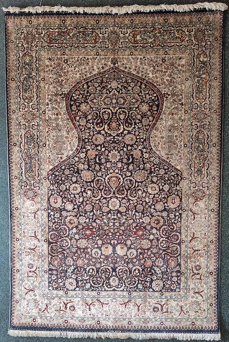 (Wall-) rug, prayer design, full silk, 168x109cm, attached to wooden rail<b: (Wall-) rug, prayer design, full silk, 168x109cm, attached to wooden rail (Wand-)Teppich, Gebetsdesign, Vollseide, 168x109cm, an Holzleiste befestigt