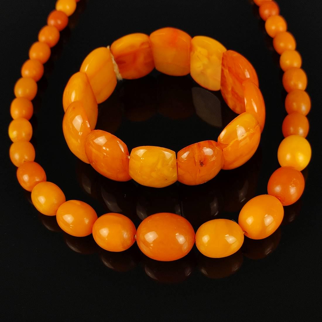 Two pieces of amber jewellery, consisting of a necklace, butterscotch, olives from 5.8mm - 14.5mm, (1 of 1)