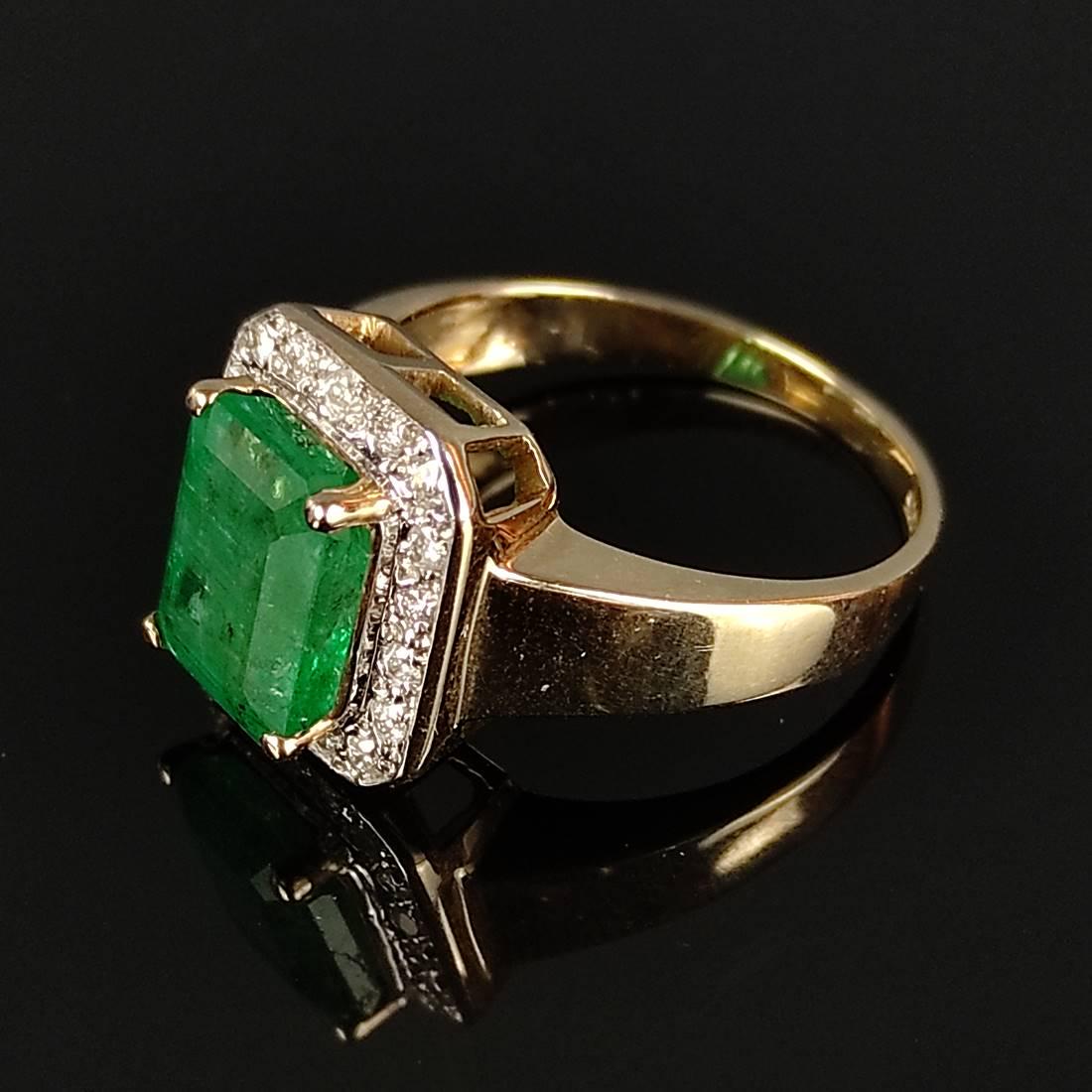 Smaragd ring, 375/9K yellow gold (hallmarked), 4.65g, centred emerald in emerald cut, dimensions (1 of 3)