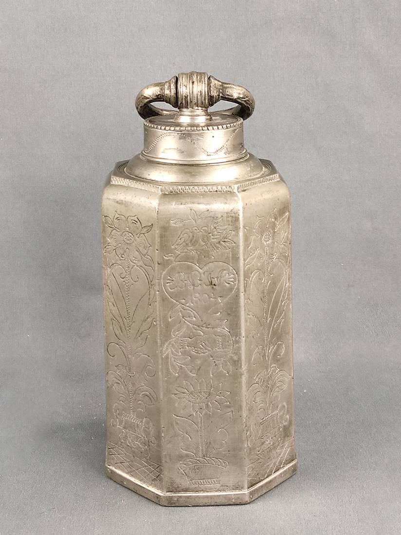 Bolted jug, 1804, pewter, hexagonal wall with finely chiselled vegetal and floral decoration,: Bolted jug, 1804, pewter, hexagonal wall with finely chiselled vegetal and floral decoration, swivelling handle, height 24cm Schraubkanne, 1804, Zinn, sechseckige Wandung mit fein ziseliertem, vegetab