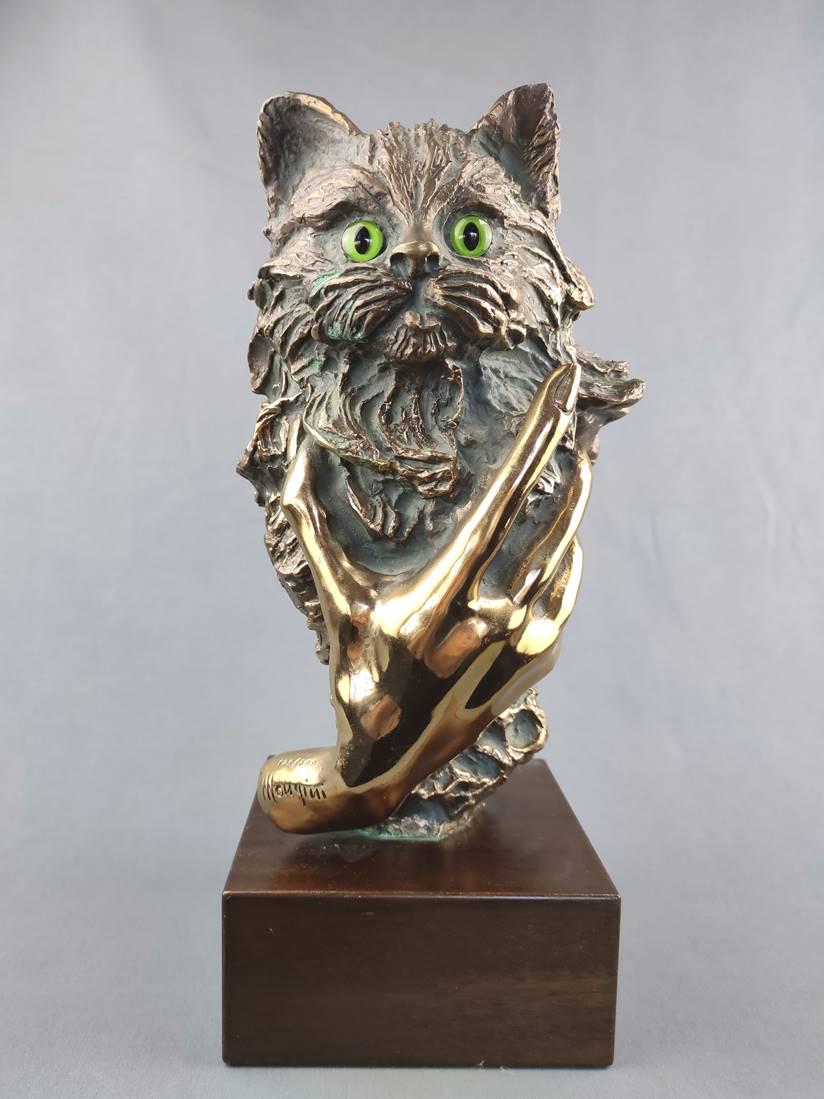 Mongini, Constanzo (1918 - 1981 Milan) "Mano con Gatto", hand with cat bust, cat with moving fur and: Mongini, Constanzo (1918 - 1981 Milan) "Mano con Gatto", hand with cat bust, cat with moving fur and green eyes, copy 125/399, signed Mongini, bronze, on rectangular wooden base, 37x15x15cm (with plin