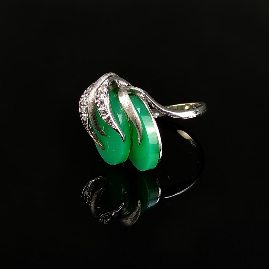 Chrysoprase ring, 585/14K white gold (hallmarked), total weight 7.18g, ring with 2 oval chrysoprase (1 of 3)