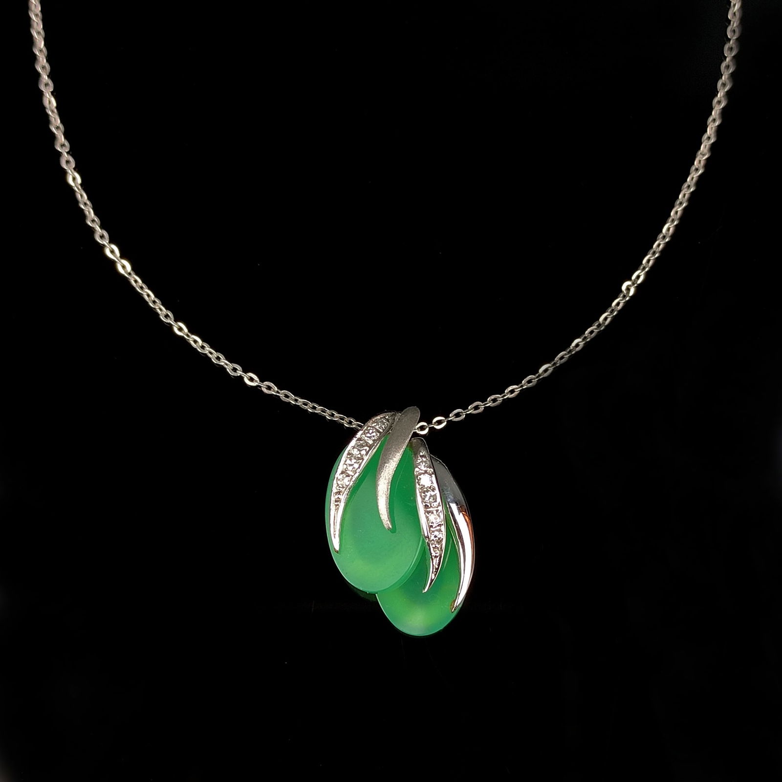 Chrysoprase pendant on anchor chain, 585/14K white gold (hallmarked), total weight 6.02g, pendant w (1 of 2)