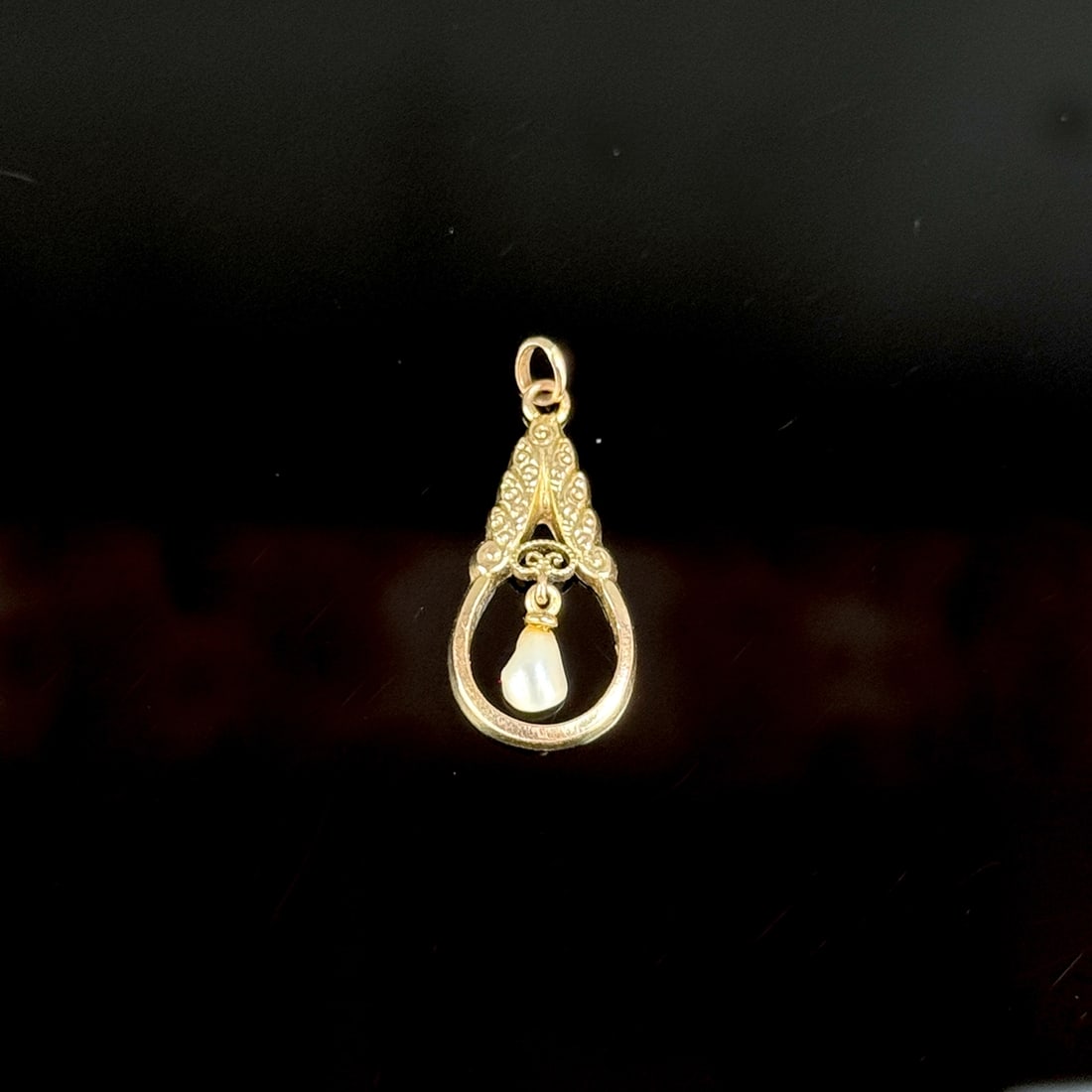 Pendant, 333/8K yellow gold (hallmarked), total weight 0.54g, antique-style drop-shaped pendant, wo: Pendant, 333/8K yellow gold (hallmarked), total weight 0.54g, antique-style drop-shaped pendant, worked in relief at the top, pierced in the centre with suspended mother-of-pearl element, length 2.4cm