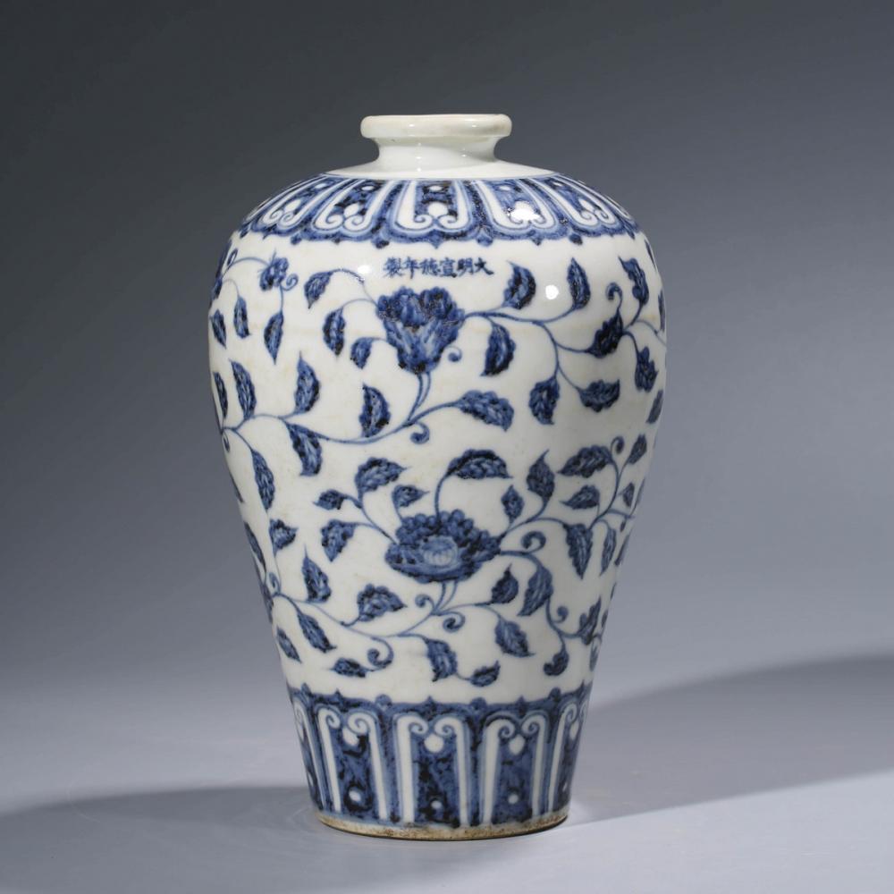blue-and-white plum vase with entwined branches and lotus flower pattern: Made in Xuande Year of Ming Dynasty, blue-and-white plum vase with entwined branches and lotus flower pattern, made of Su Ma Liqing material, with orange peel pattern on the surface, the shape of the 