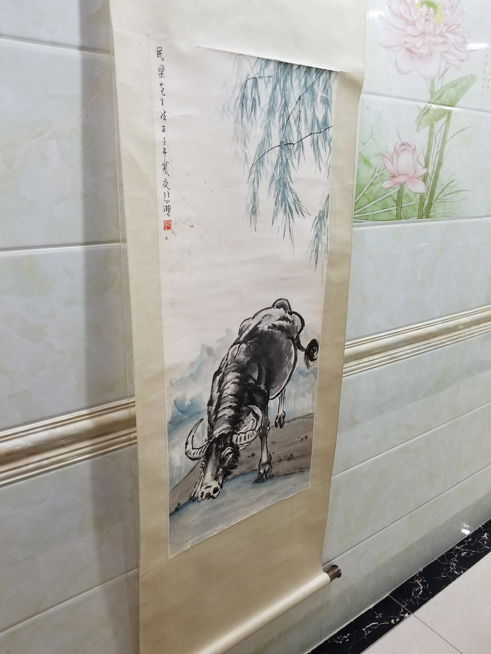 Xu Beihong: Buffaloes drink water, Mr. Minle Fazheng Ren Wu Han Ye Bei Hong. Vertical scroll with ink and color on paper, height 102 cm, width 43 cm. Xu Beihong, a modern Chinese painter (July 19, 1895 to Septemb