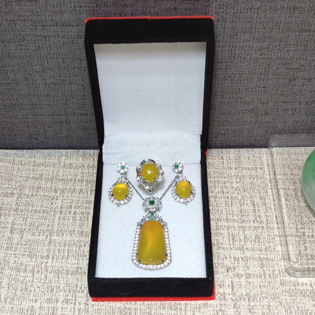 Jade Jewelry: Condition:Superb condition with only minor old wear.Provenance:Private collection,Roma,Italy.