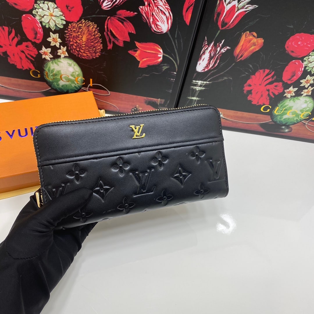 LOUIS VUITTON: LOUIS VUITTON 19 X 10 CM We offer shipping services to customers in more than 118 countries. Our dedicated team expertly handles both domestic and global shipping arrangements.